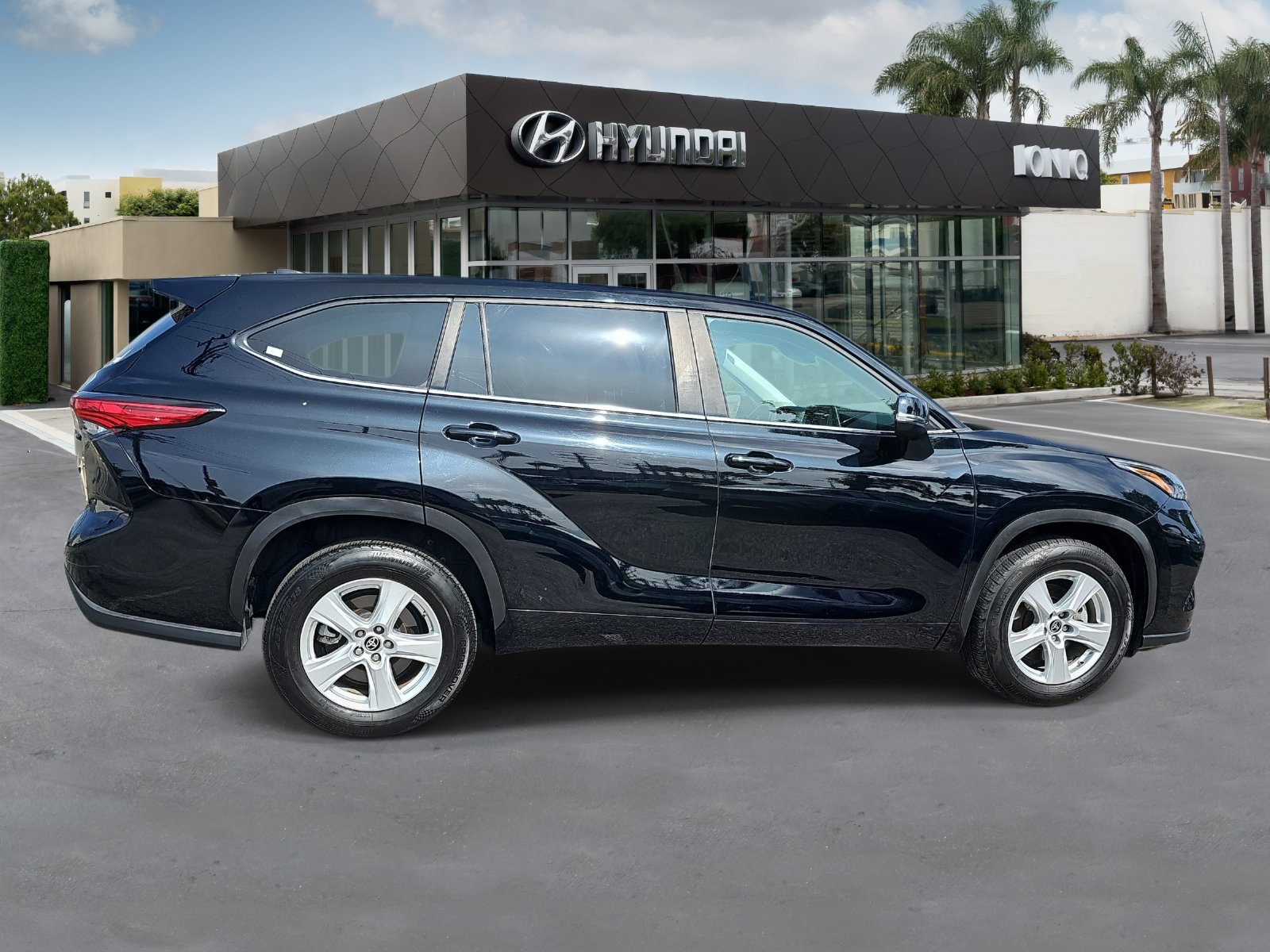 Used 2023 Toyota Highlander L FWD image 2