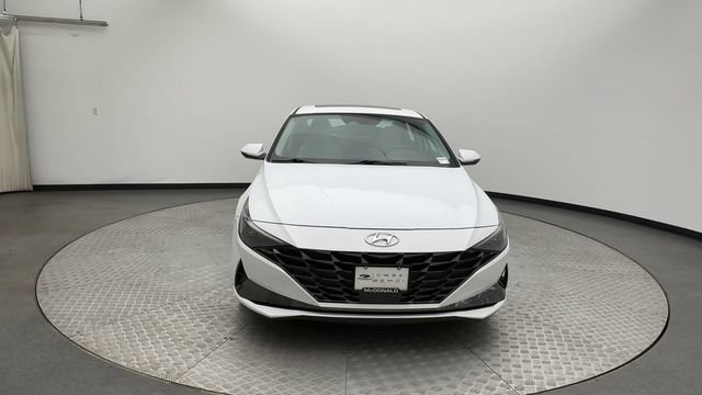 Used 2022 Hyundai Elantra Limited w/ Preferred Accessory Package FWD image 3