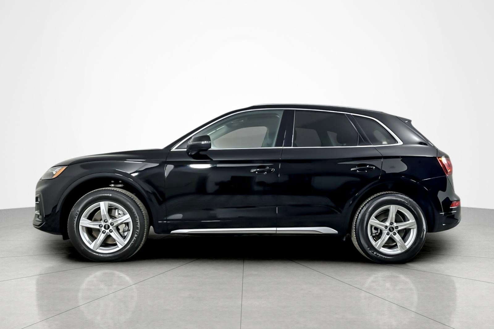 Used 2023 Audi Q5 2.0T Premium w/ Convenience Package image 2