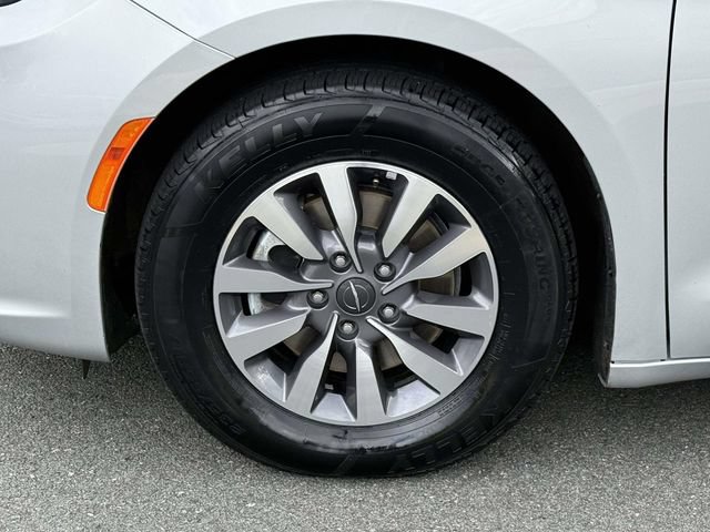 Used 2024 Chrysler Pacifica Limited FWD image 7