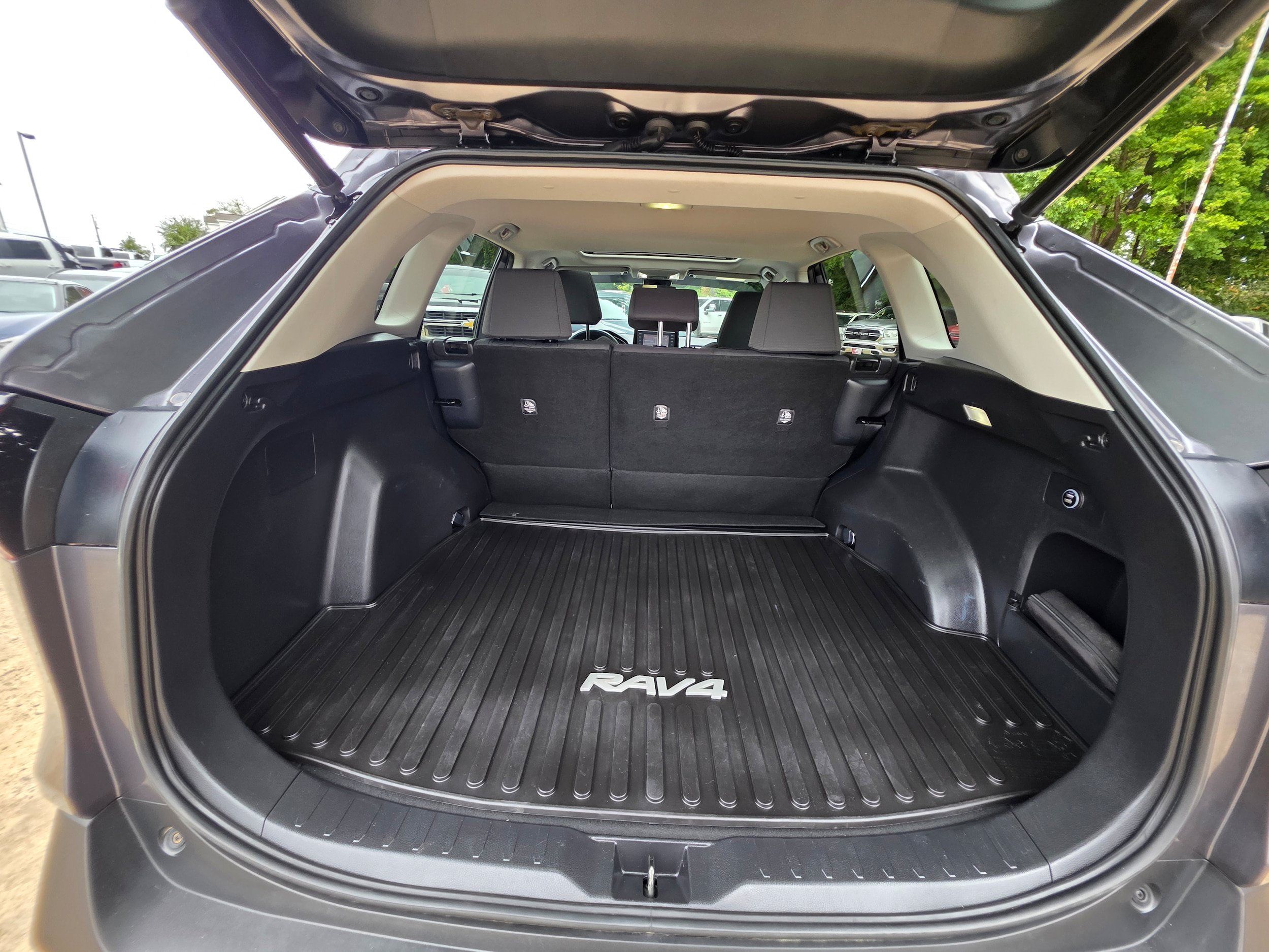 Used 2022 Toyota RAV4 XLE w/ Convenience Package FWD image 27