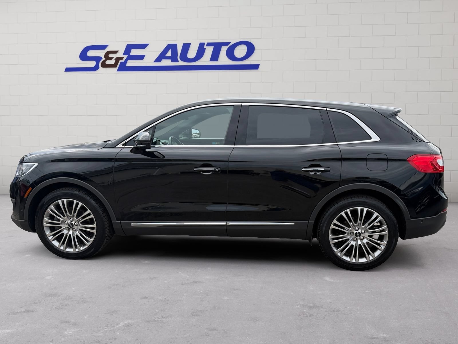 Used 2018 Lincoln MKX Reserve AWD/4WD image 2