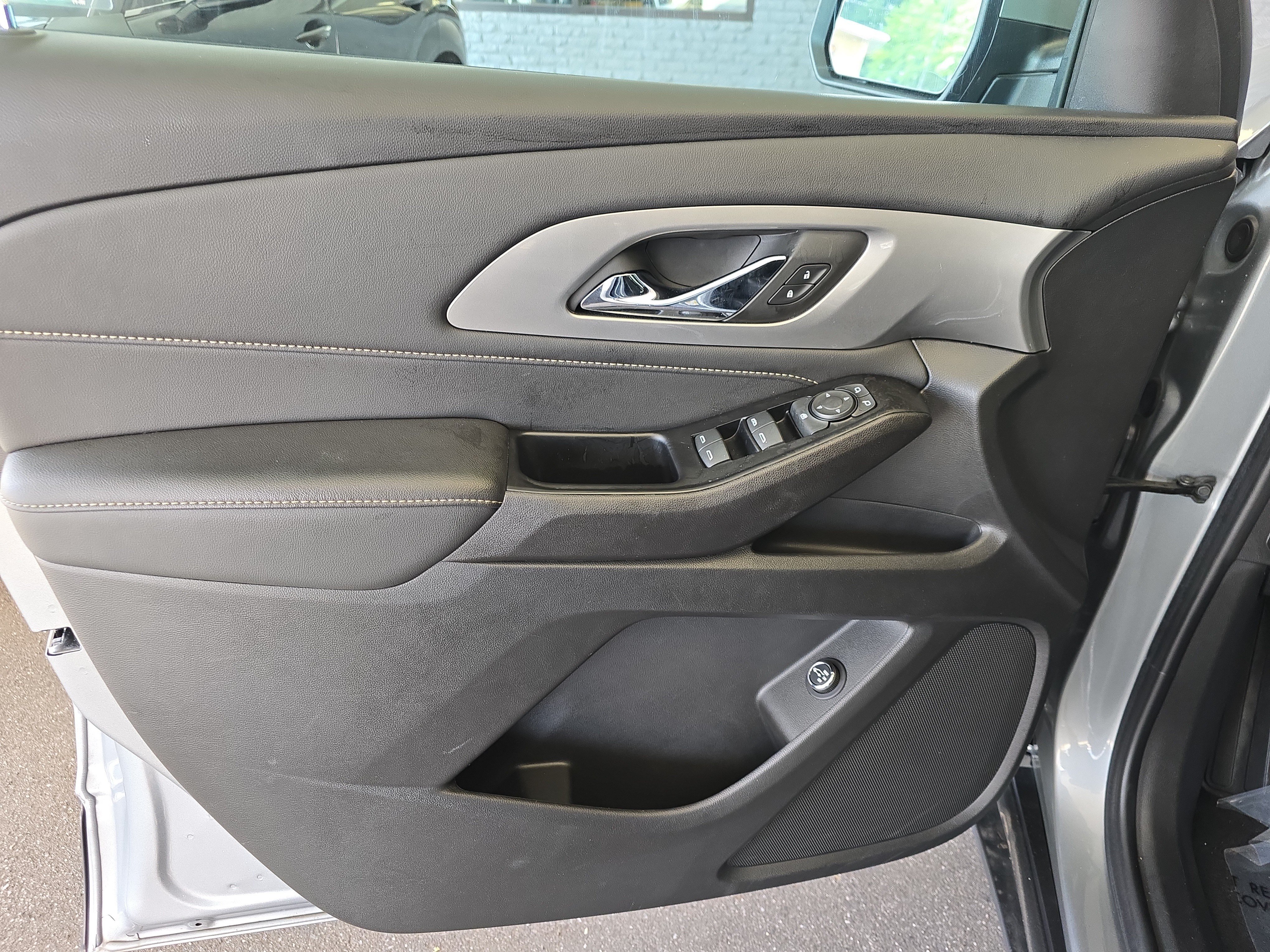 Used 2023 Chevrolet Traverse LT AWD/4WD image 17
