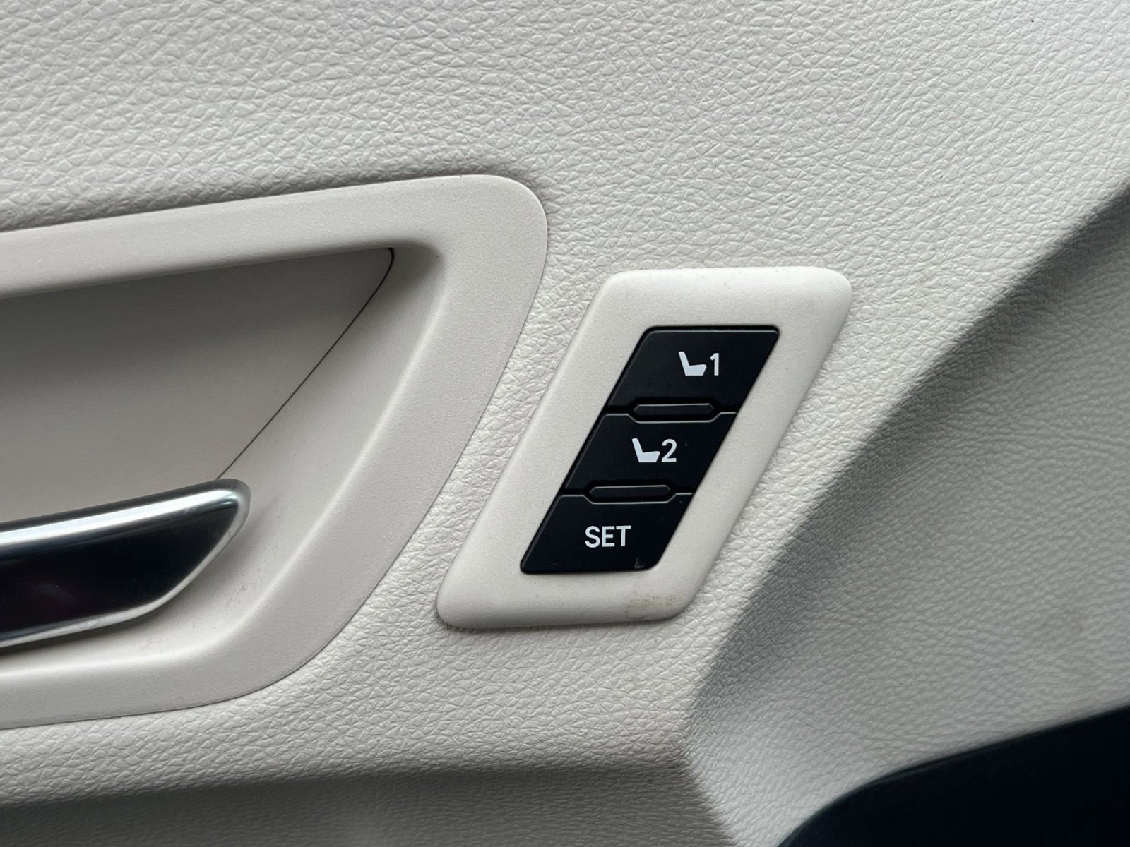 Used 2021 Toyota Sienna Limited image 30