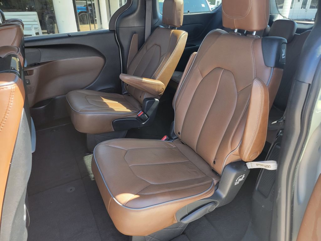 Used 2020 Chrysler Pacifica Limited w/ Tire & Wheel Group FWD image 12