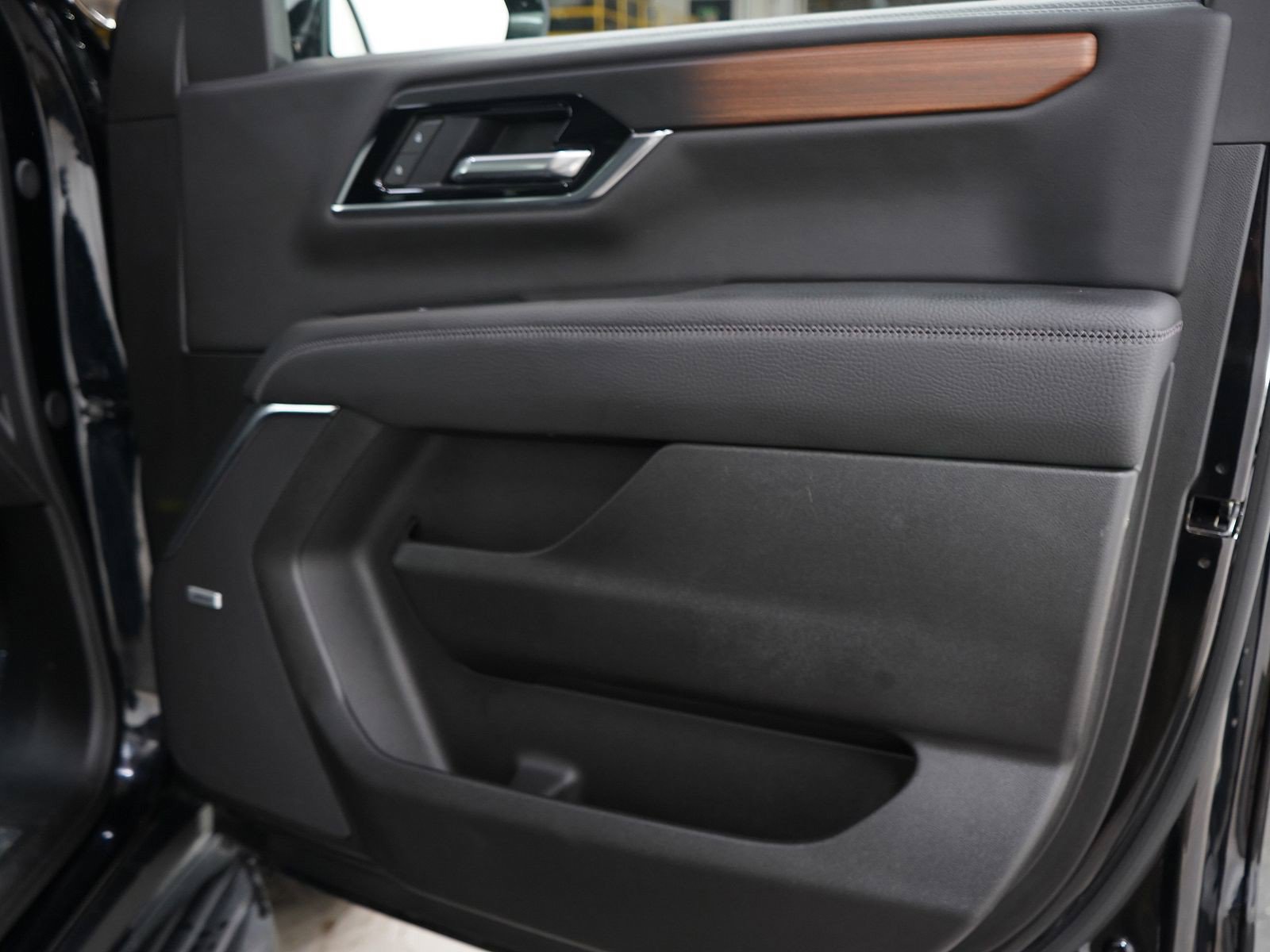 Used 2025 GMC Yukon Denali AWD/4WD image 9