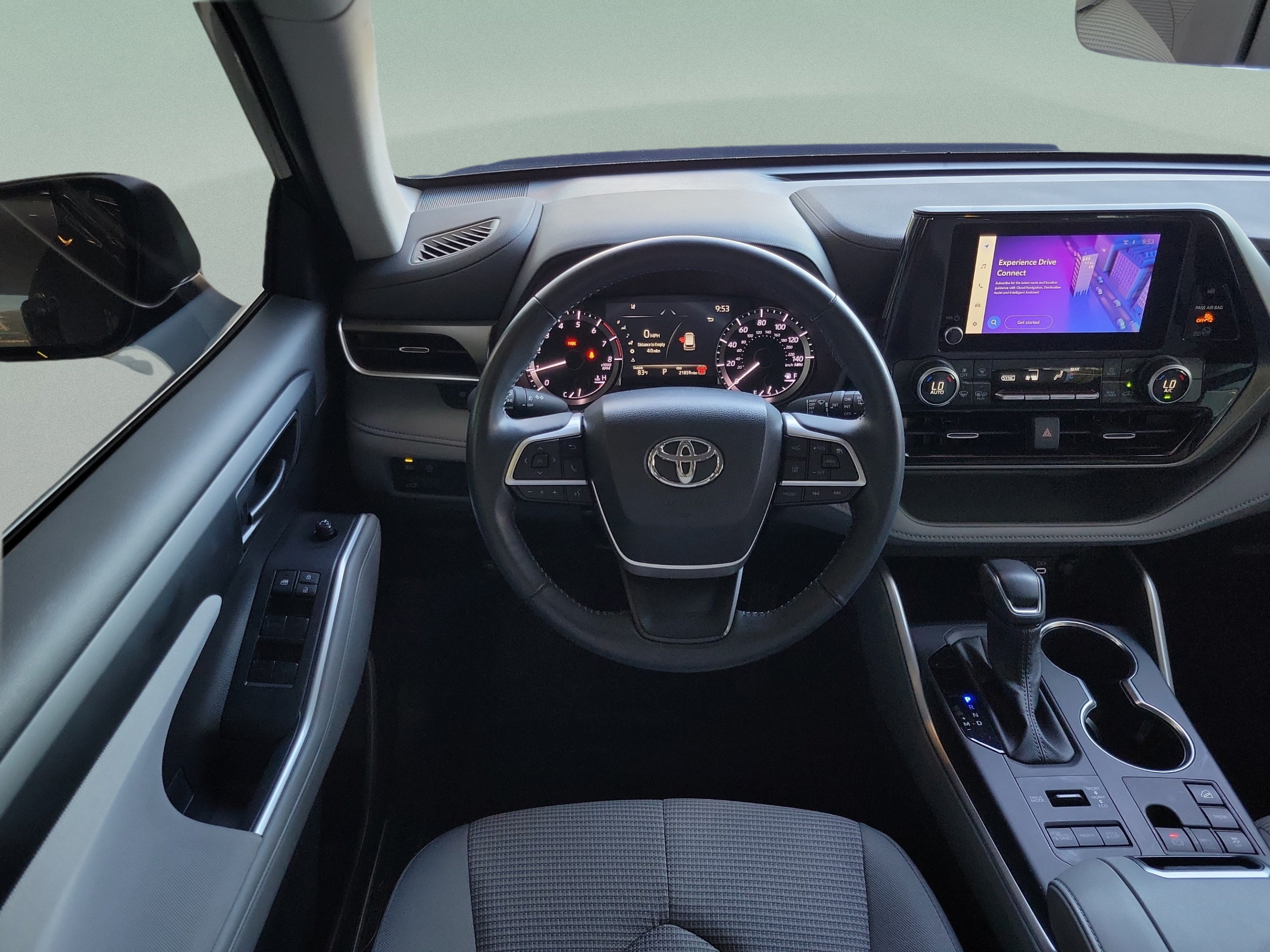 Used 2024 Toyota Highlander LE AWD/4WD image 25