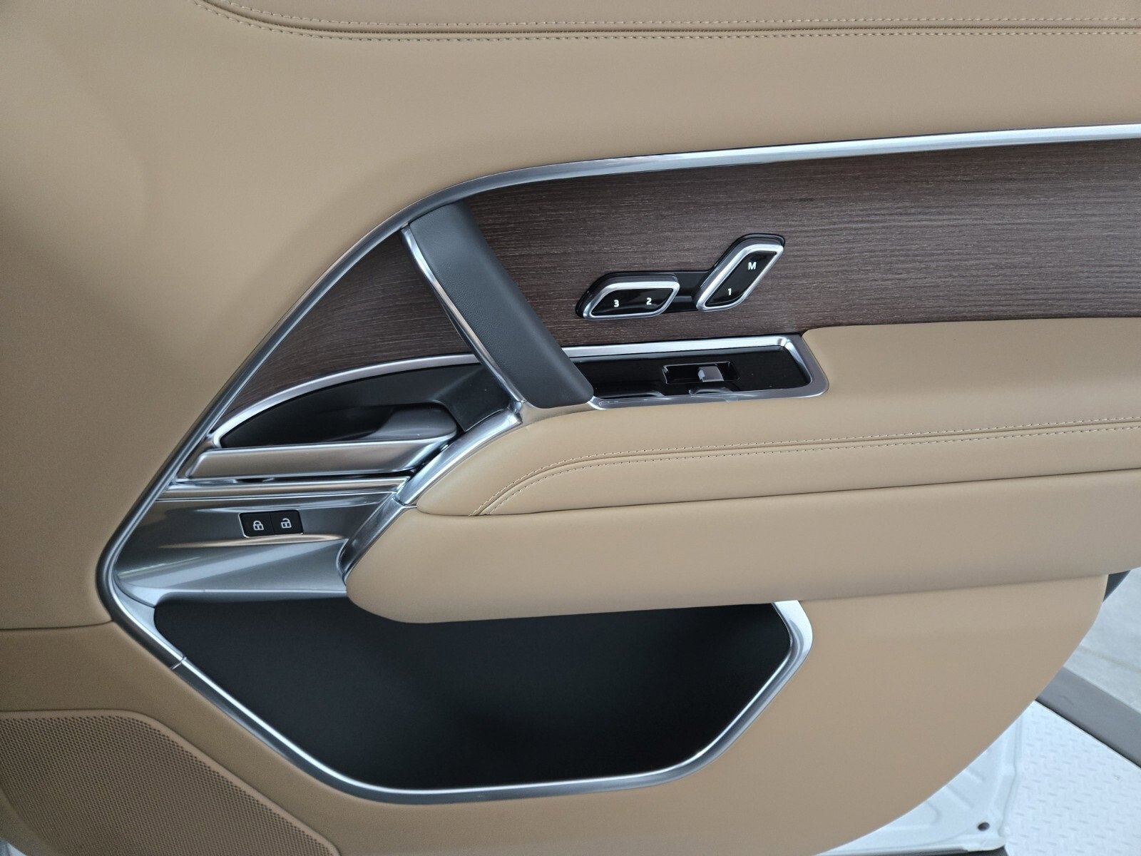 New 2025 Land Rover Range Rover SE image 19