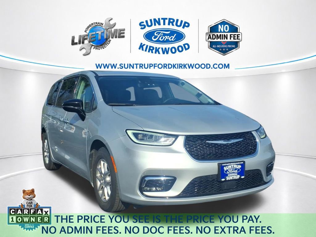 Used 2024 Chrysler Pacifica Touring-L FWD image 1