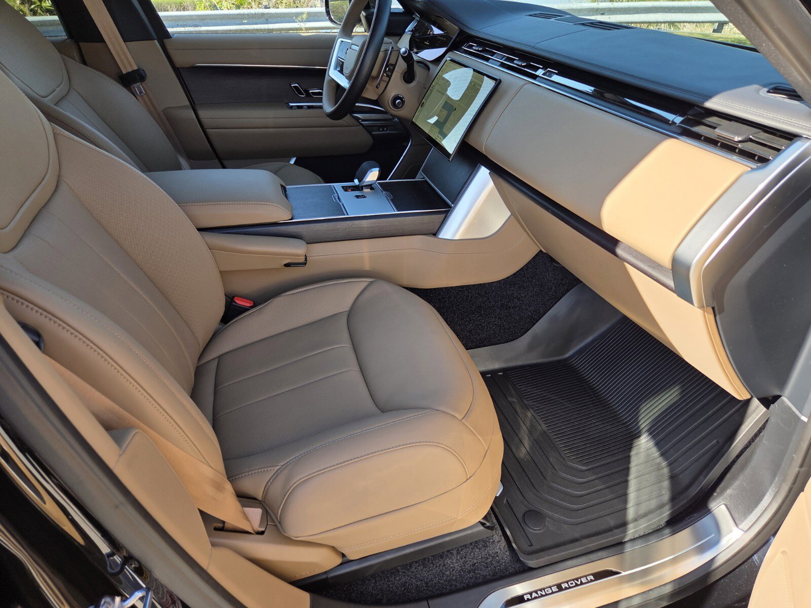 New 2025 Land Rover Range Rover SE image 3