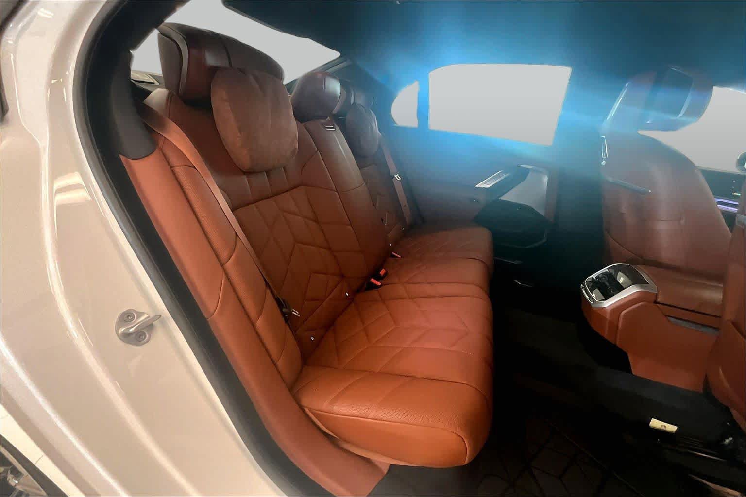Used 2025 BMW i7 xDrive60 AWD/4WD image 19