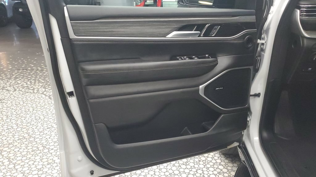 Used 2024 Jeep Wagoneer L Series II w/ Flexible Seating Group RWD image 22