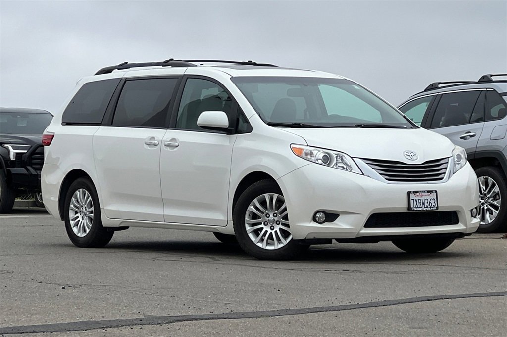 Certified 2017 Toyota Sienna Limited image 2