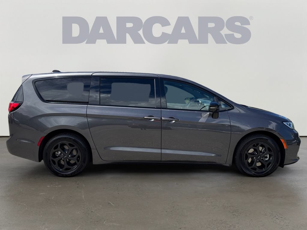 Used 2023 Chrysler Pacifica Limited w/ Uconnect Theater Family Group FWD image 8