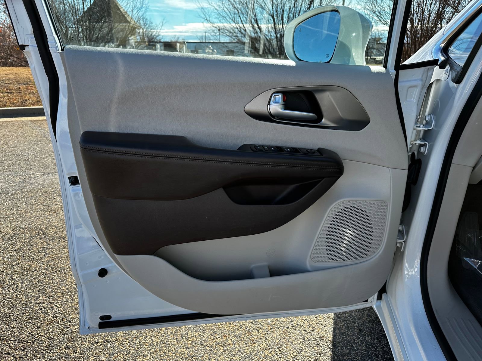 Used 2018 Chrysler Pacifica Touring-L image 10