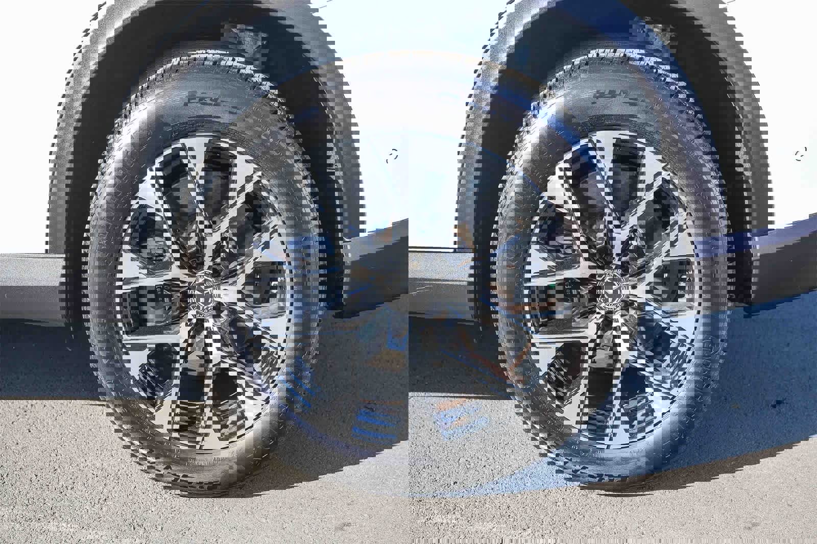 Used 2025 Mercedes-Benz GLC 350e 4MATIC image 9