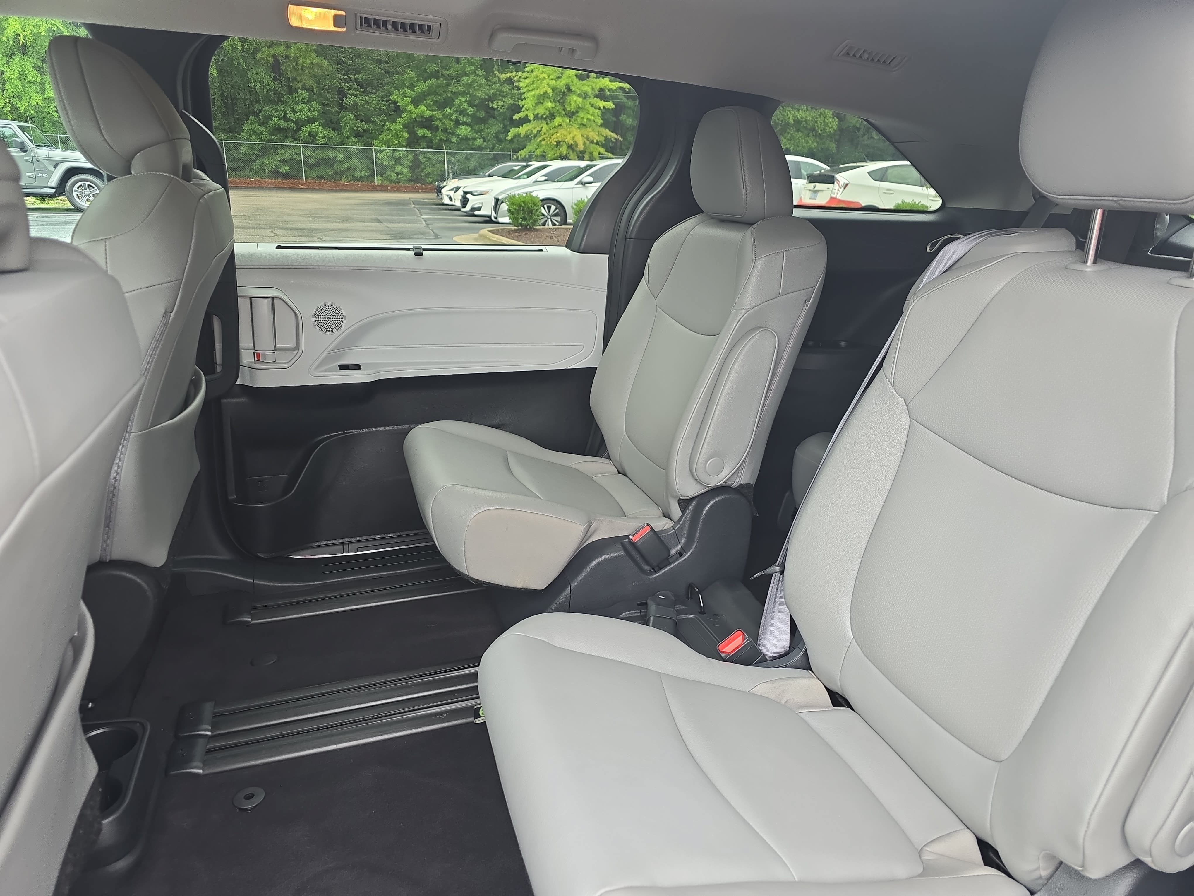 Used 2025 Toyota Sienna XLE FWD image 14