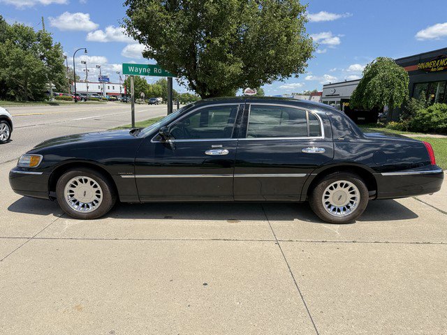 Used 2001 Lincoln Town Car Cartier image 8