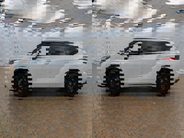 Used 2023 Toyota Highlander XLE image 4