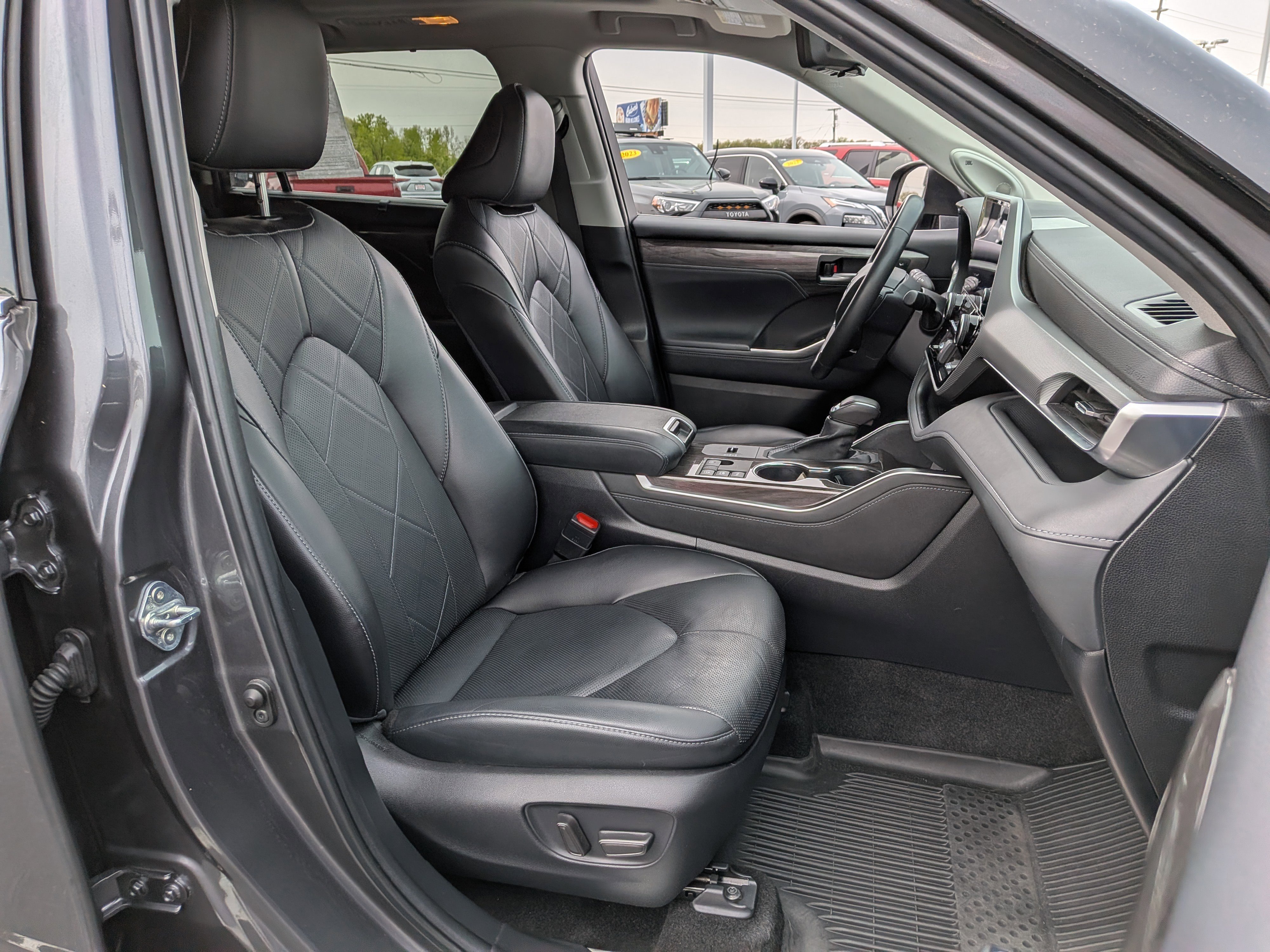 Used 2024 Toyota Highlander Platinum AWD/4WD image 28