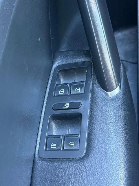 Used 2018 Volkswagen Passat 2.0T R-Line w/ R-Line Lighting Package image 17