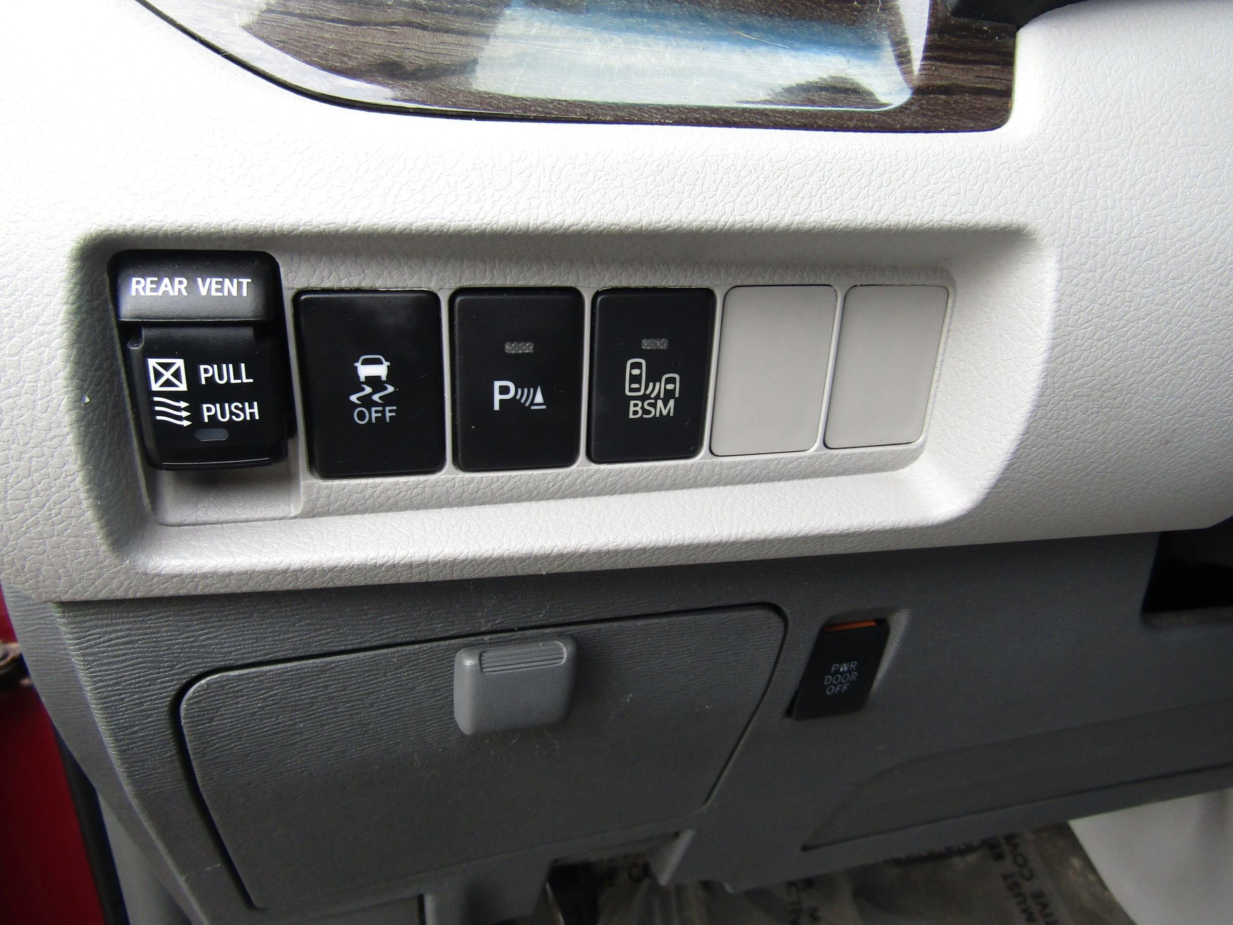 Used 2015 Toyota Sienna XLE w/ XLE Navigation Package image 22