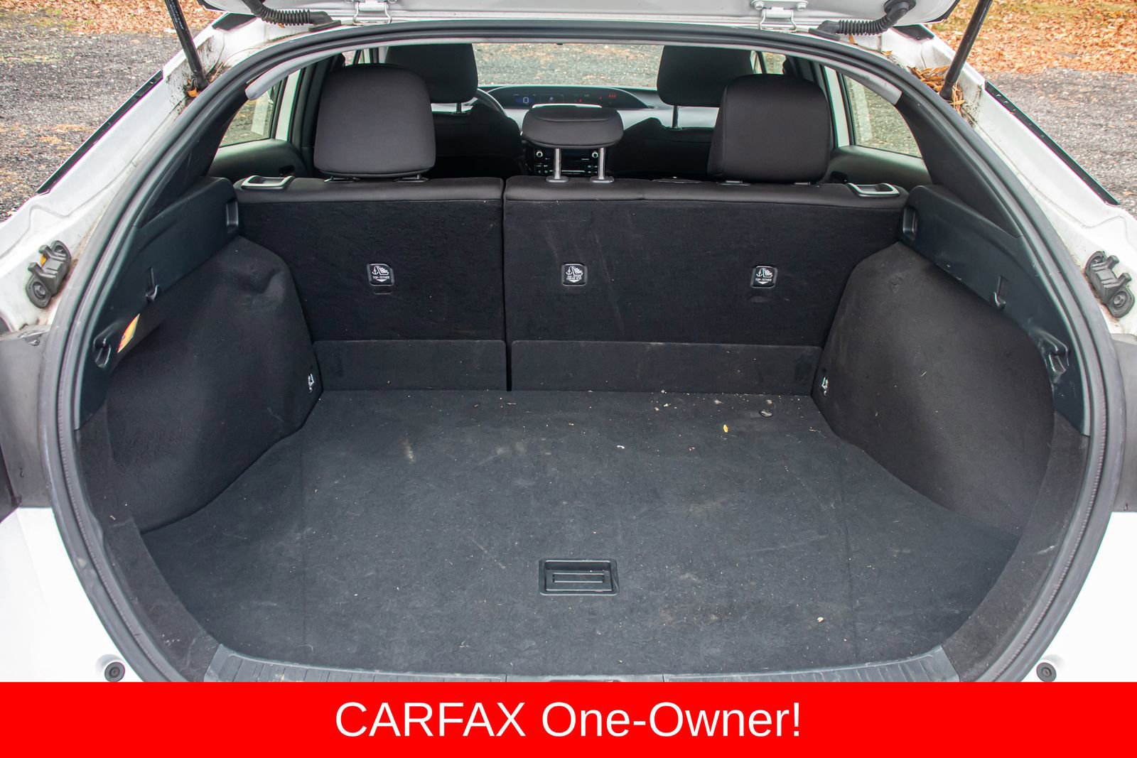 Used 2022 Toyota Prius LE image 18