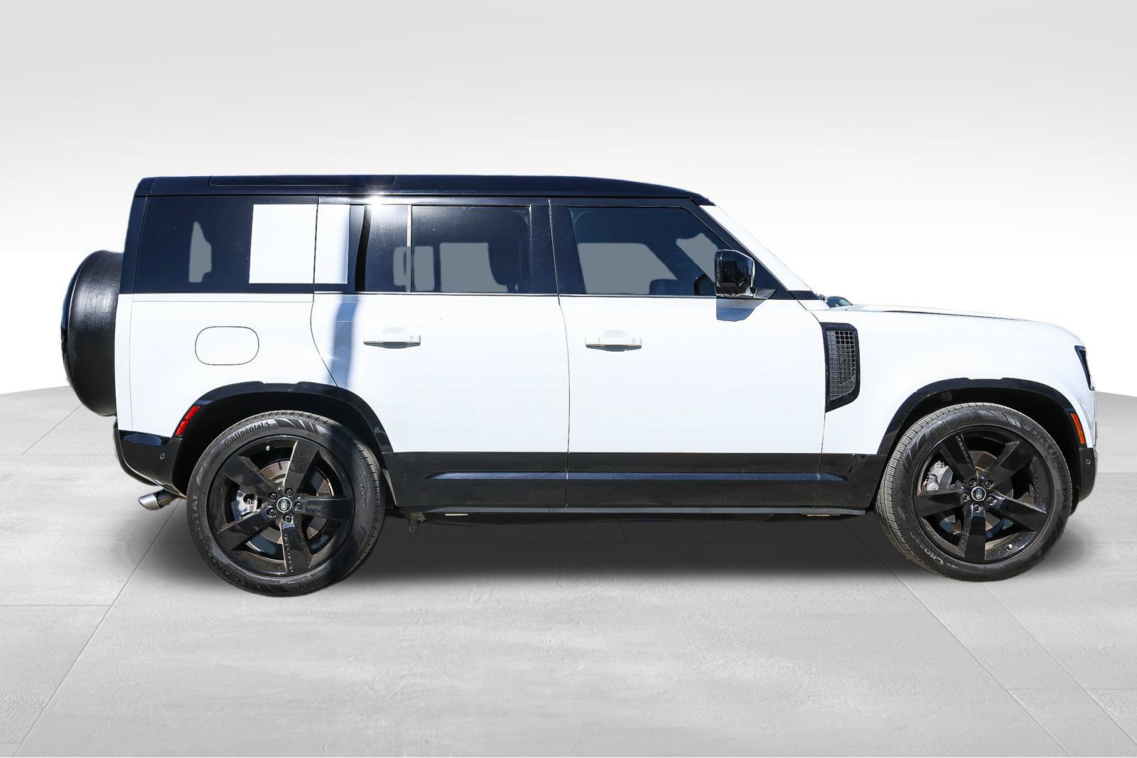 Certified 2025 Land Rover Defender 110 X-Dynamic SE AWD/4WD image 4