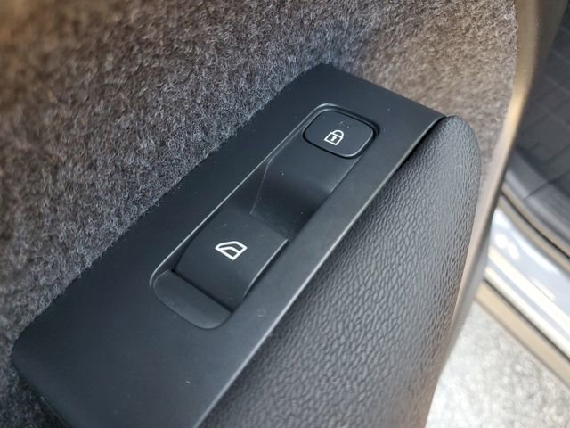 Used 2023 Volvo XC40 B5 Plus w/ Climate Package image 15