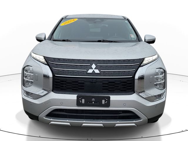 Used 2024 Mitsubishi Outlander SE image 2