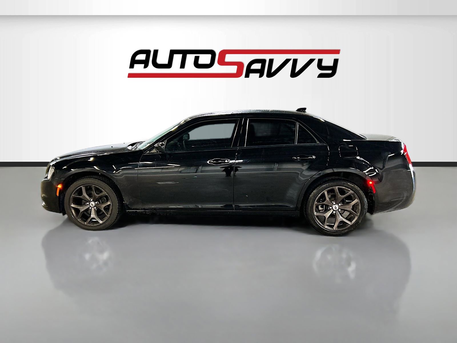 Used 2023 Chrysler 300 Touring w/ Sport Appearance Package image 4