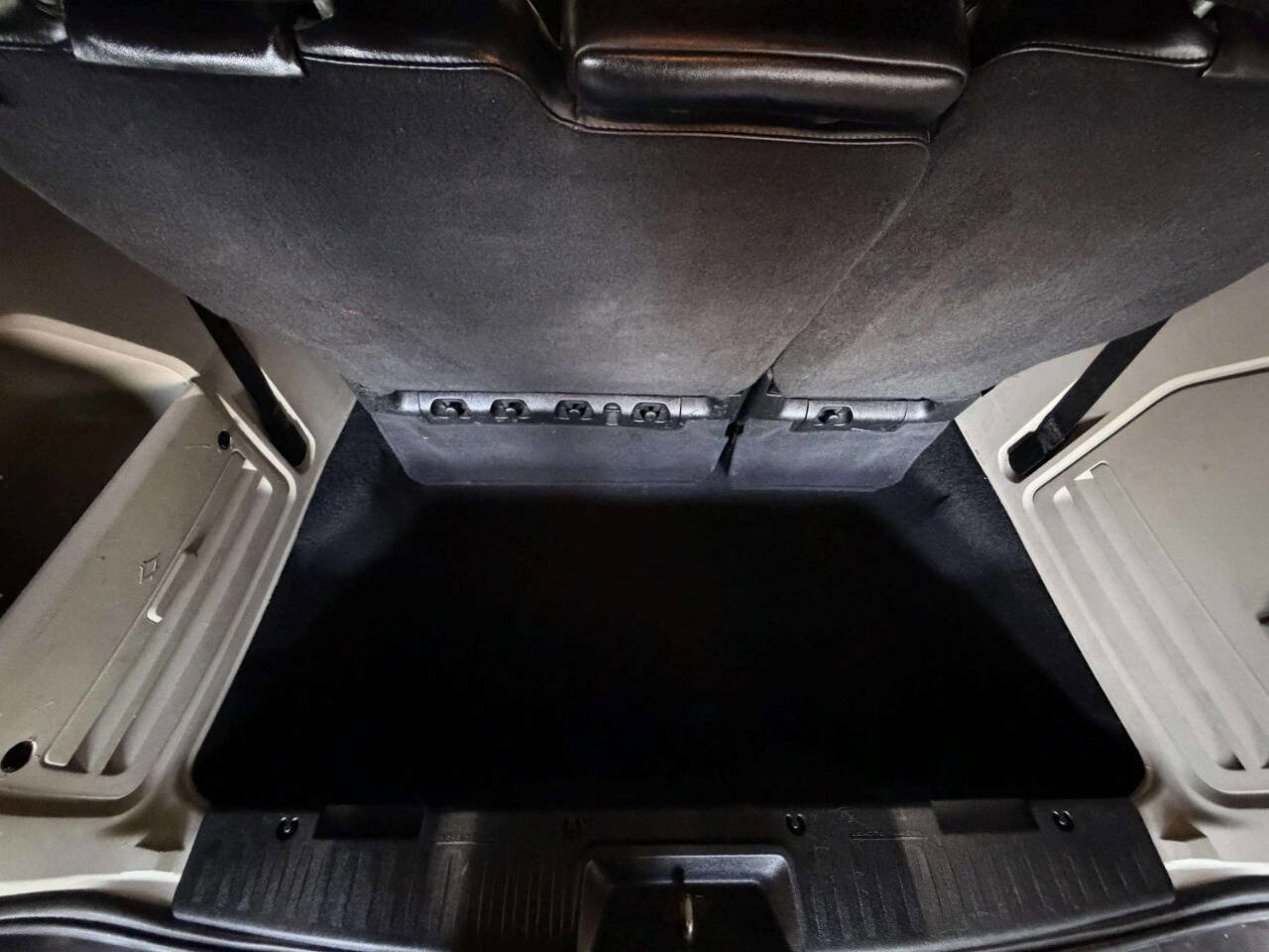 Used 2014 Chrysler Town & Country Touring-L image 8