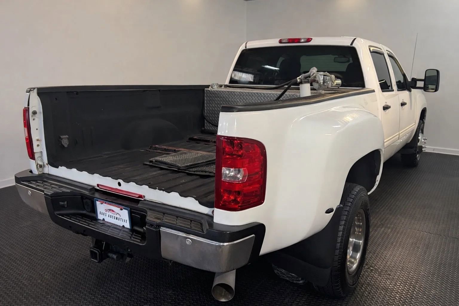 Used 2011 GMC Sierra 3500 SLE w/ SLE Preferred Package AWD/4WD image 4