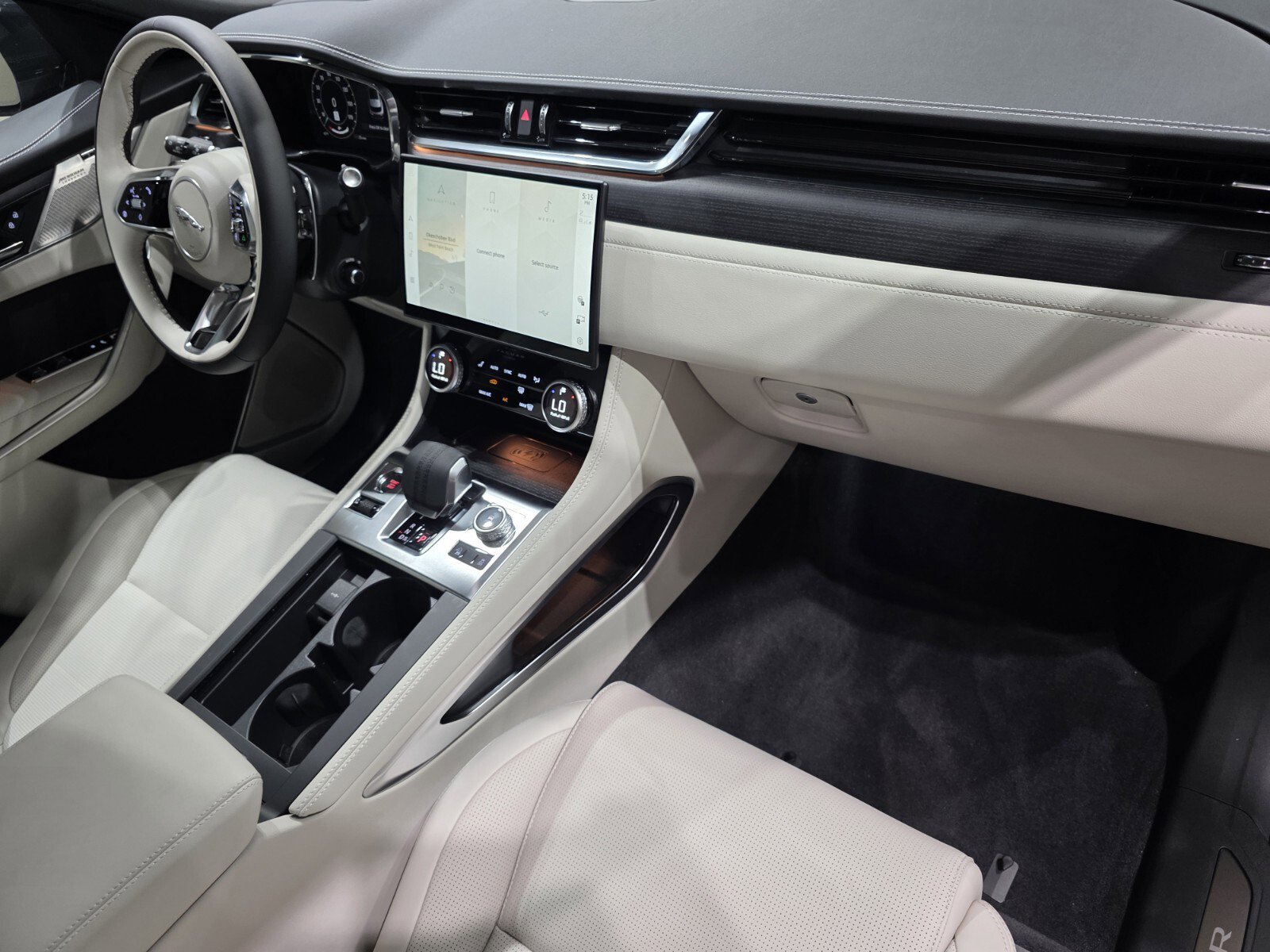 New 2026 Jaguar F-PACE R-Dynamic S AWD/4WD image 23