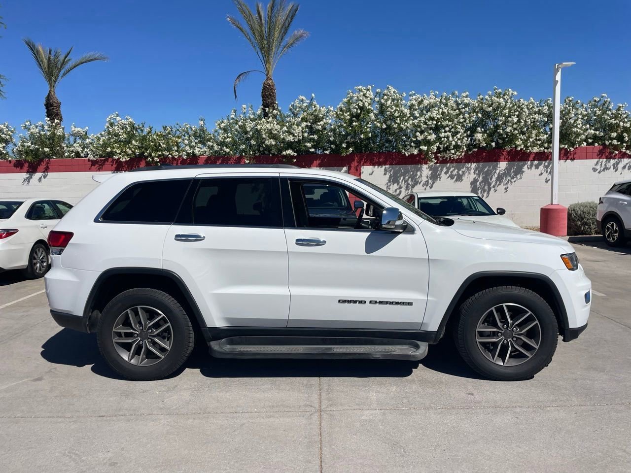 Used 2020 Jeep Grand Cherokee Limited w/ Luxury Group II image 3