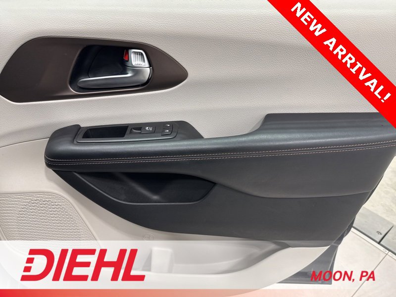 Used 2019 Chrysler Pacifica Touring-L w/ Advanced Safetytec Group image 16