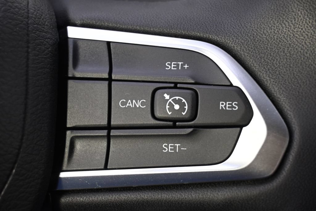 Used 2025 Jeep Compass Latitude w/ Sun & Sound Group AWD/4WD image 33