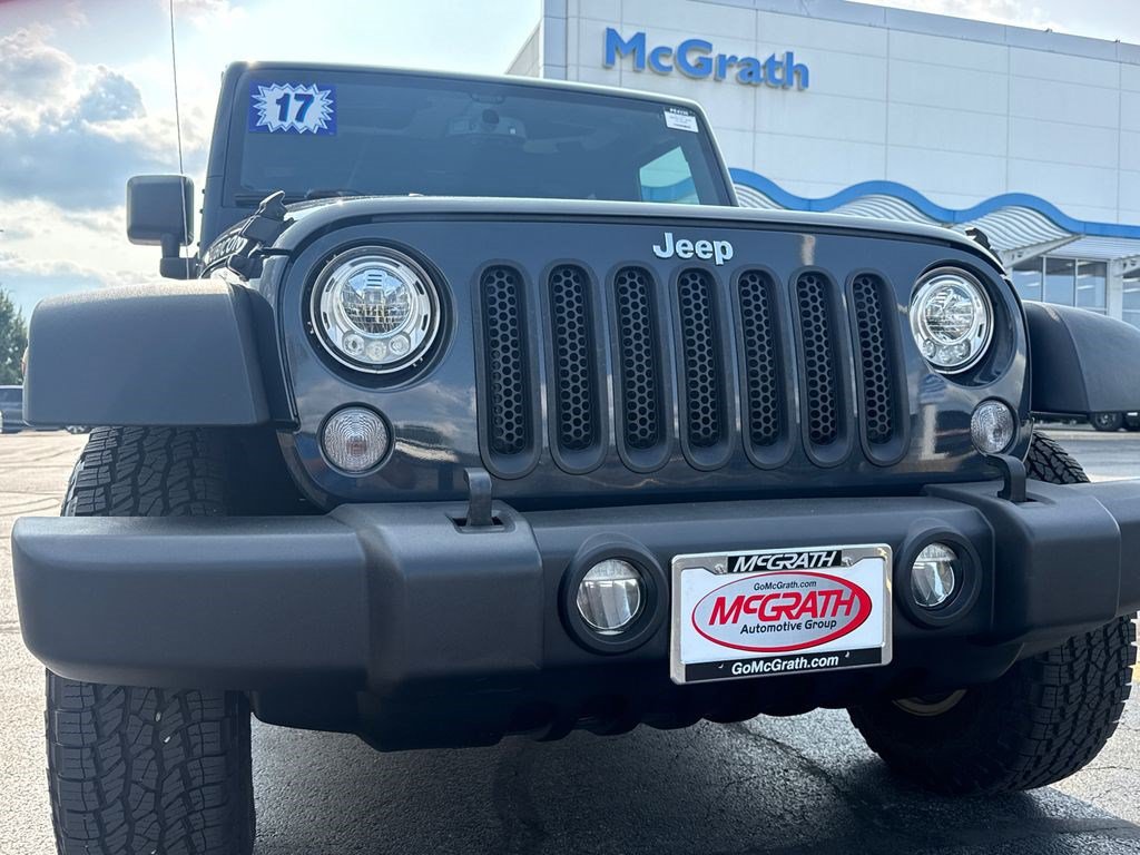 Used 2017 Jeep Wrangler Unlimited Rubicon w/ Connectivity Group AWD/4WD image 13