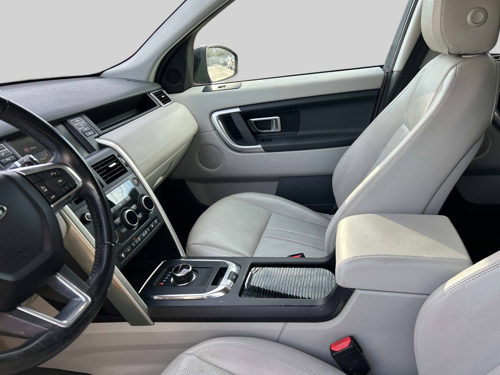 Used 2019 Land Rover Discovery Sport SE image 22