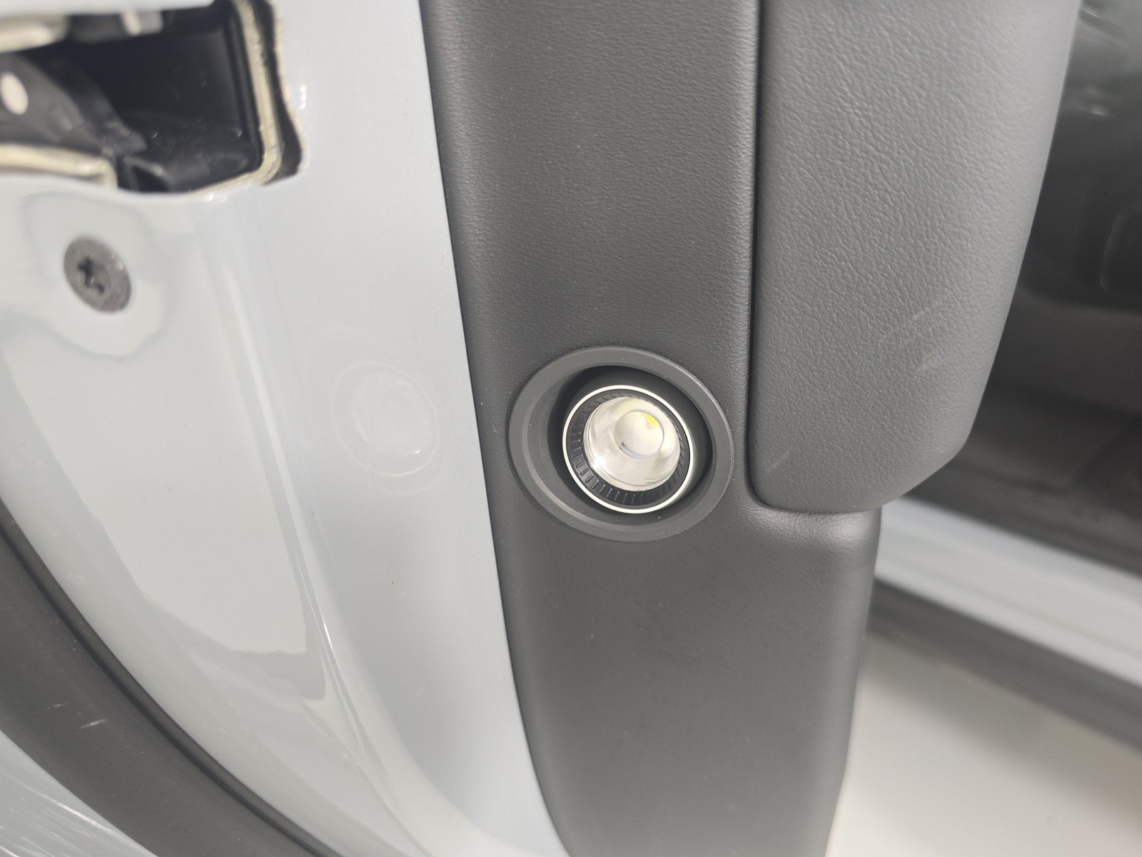 Used 2025 Rivian R1S Adventure AWD/4WD image 32