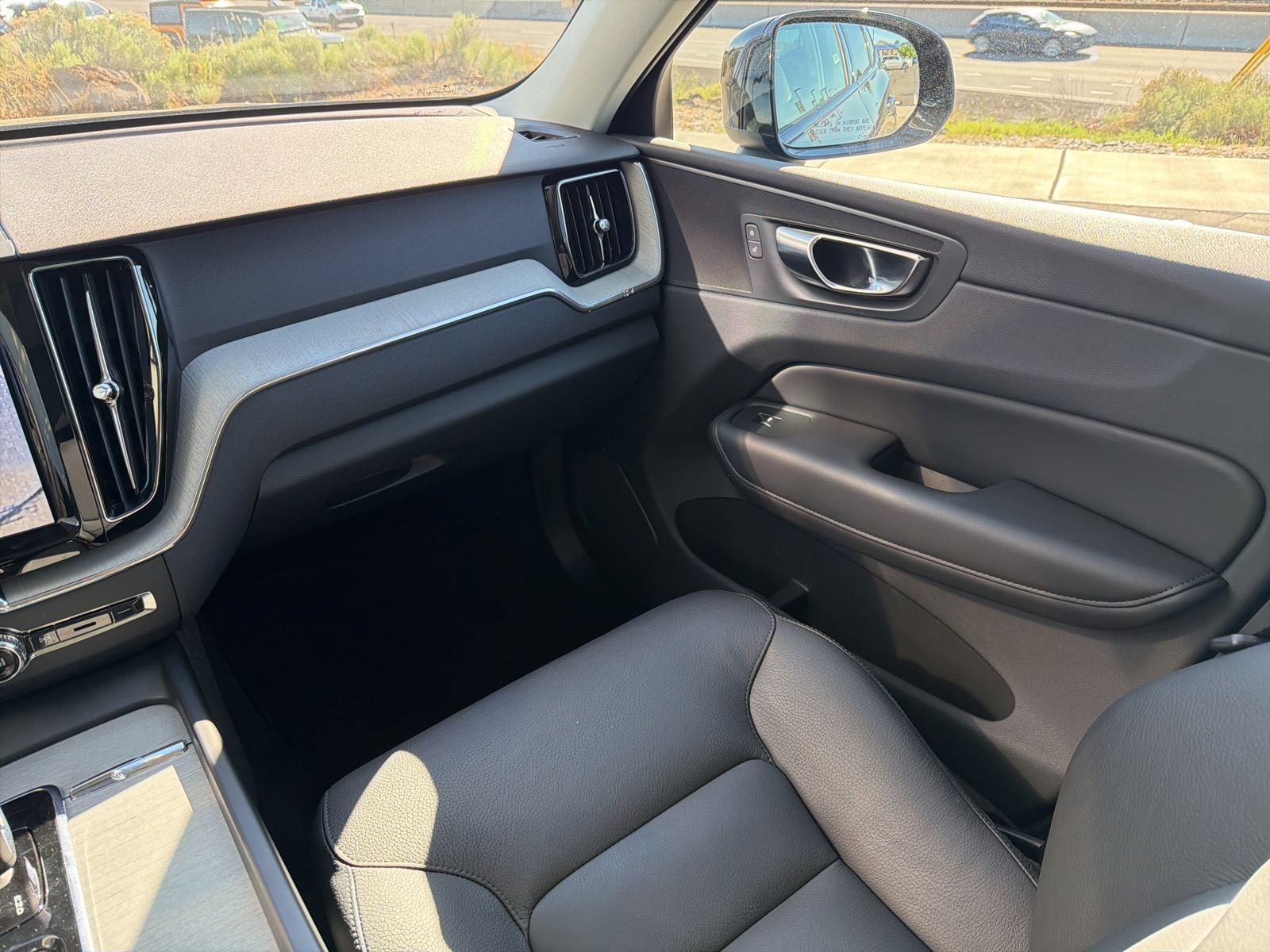 Used 2025 Volvo XC60 B5 Plus AWD/4WD image 13