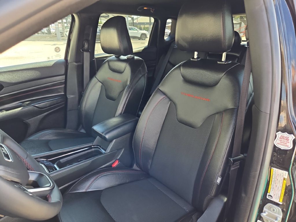 Used 2025 Jeep Compass Trailhawk AWD/4WD image 16