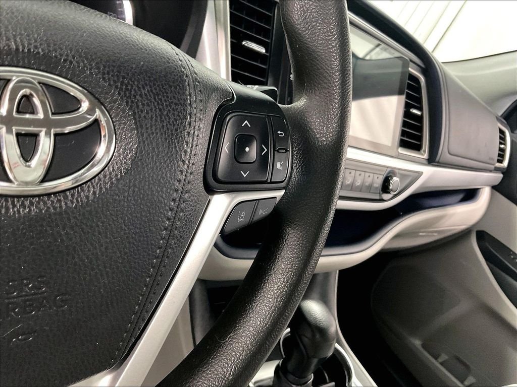 Used 2019 Toyota Highlander LE AWD/4WD image 24