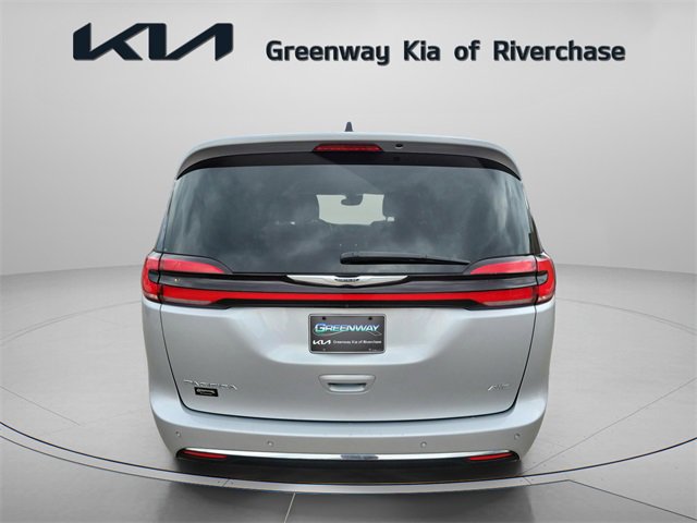 Used 2024 Chrysler Pacifica Touring-L image 6