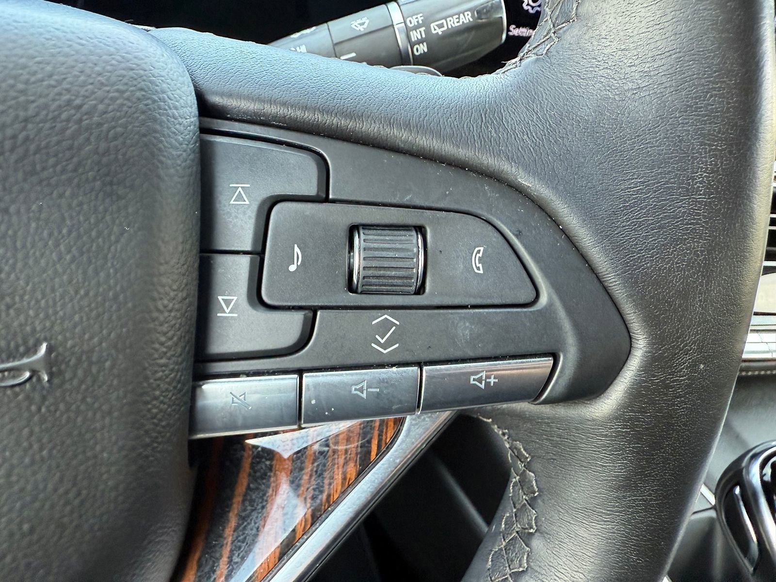 Certified 2024 Cadillac Escalade Premium Luxury AWD/4WD image 38