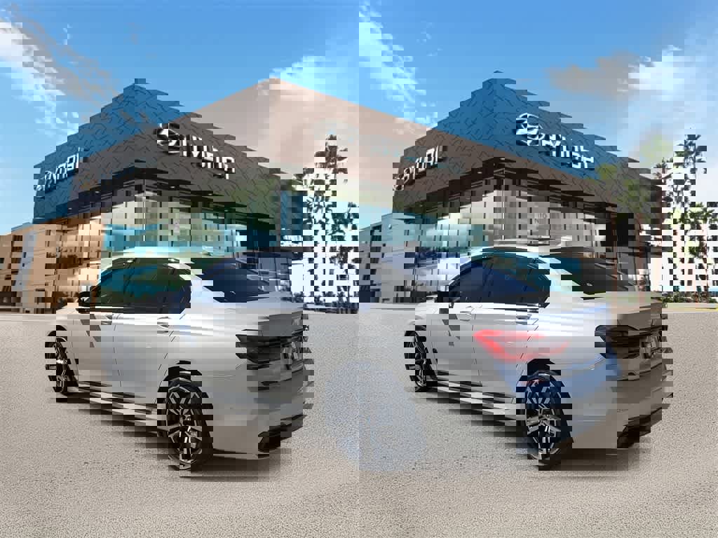 Used 2019 BMW 740i w/ Executive Package image 2