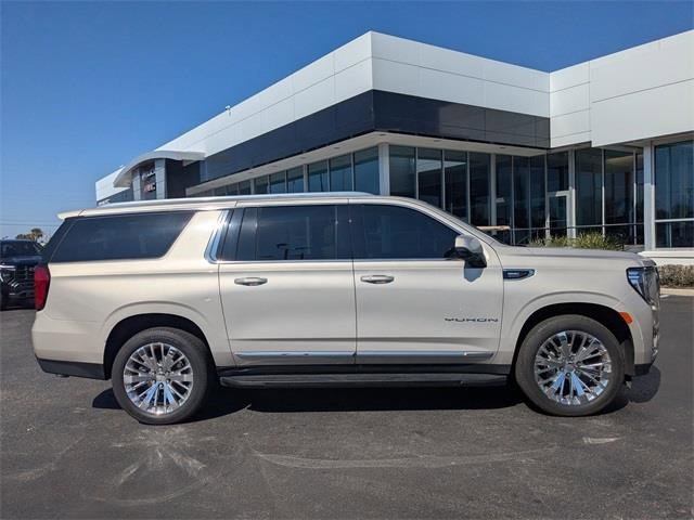 Used 2021 GMC Yukon XL SLT w/ SLT Luxury Plus Package image 3