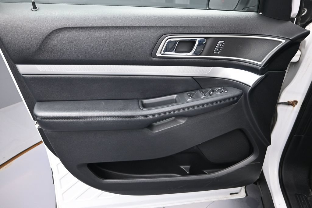 Used 2017 Ford Explorer XLT FWD image 9