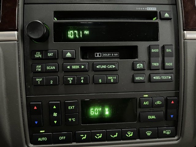 Used 2005 Lincoln Town Car Signature Limited image 34