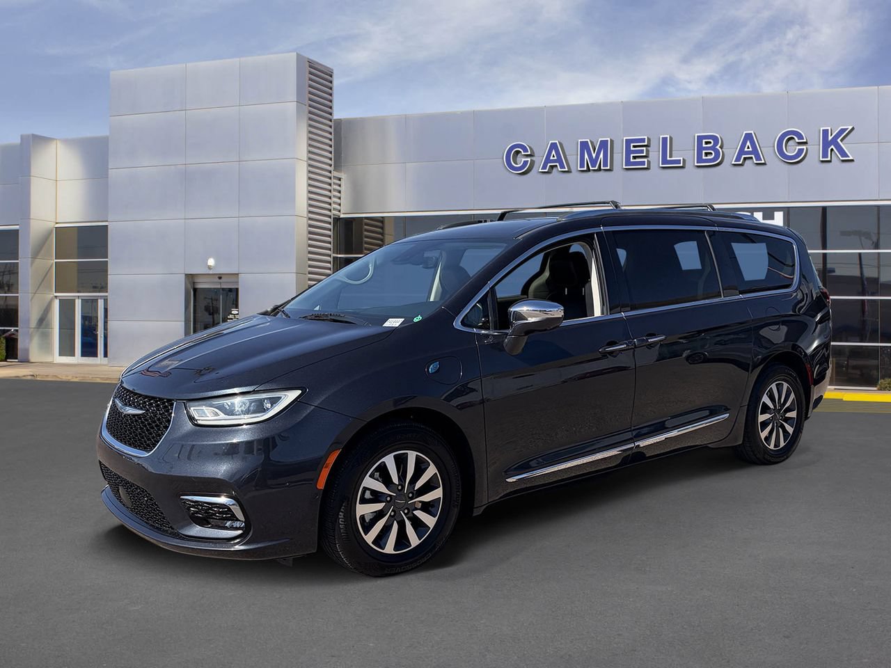 Used 2021 Chrysler Pacifica Limited w/ Uconnect Theater Family Group FWD image 2
